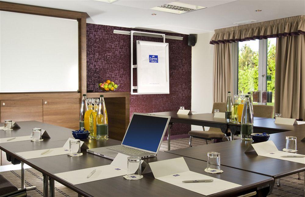 Holiday Inn Express Stirling By Ihg Bagian luar foto