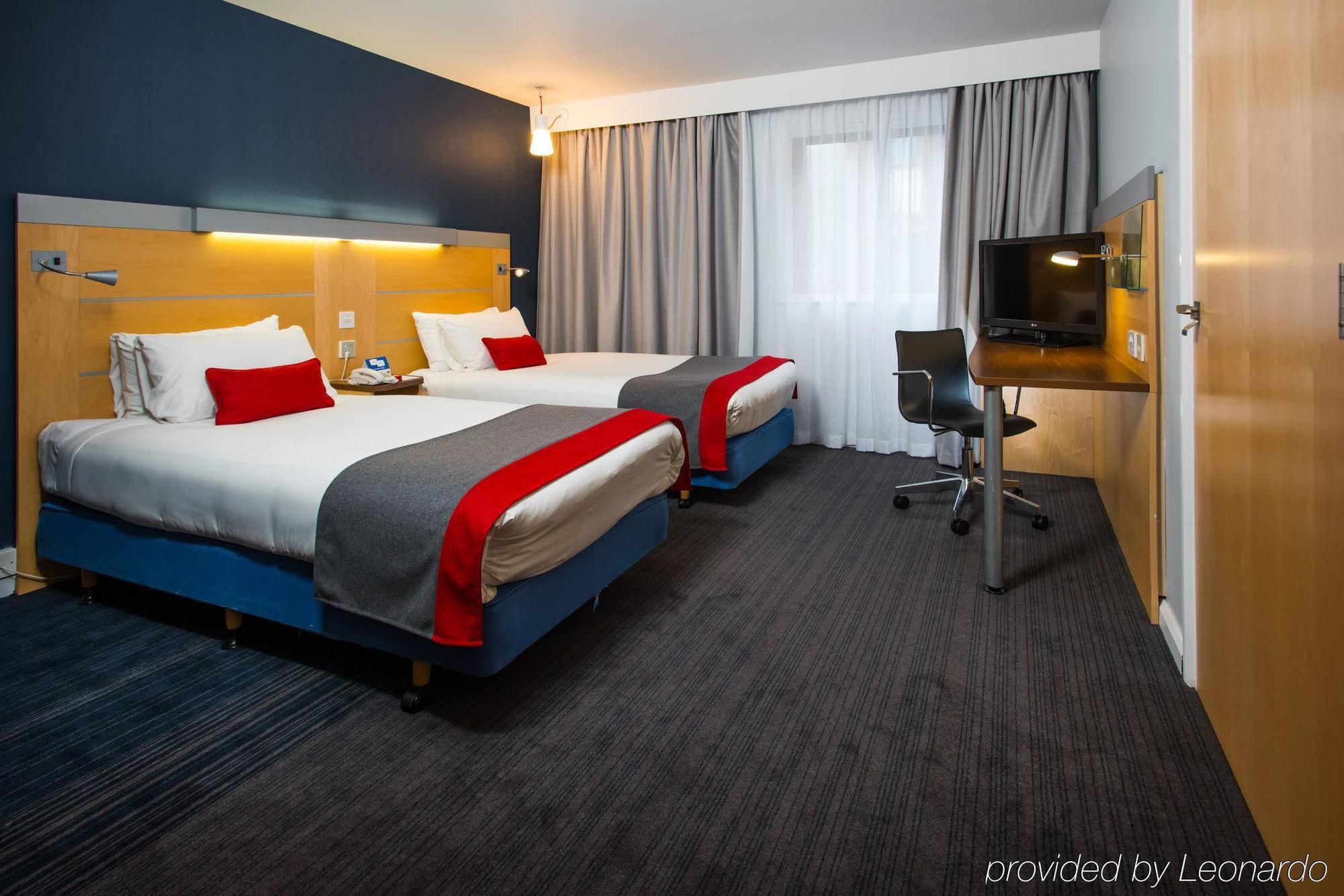 Holiday Inn Express Stirling By Ihg Bagian luar foto